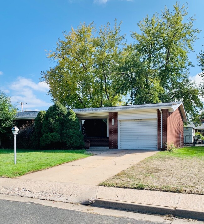 Building Photo - 3 Bedroom, 2 Bath Ranch Home with 1 Car At...