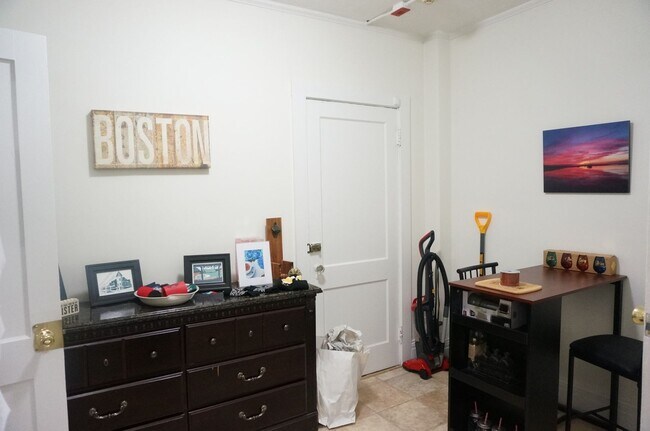 Building Photo - Nicely located studio apartment next to th...