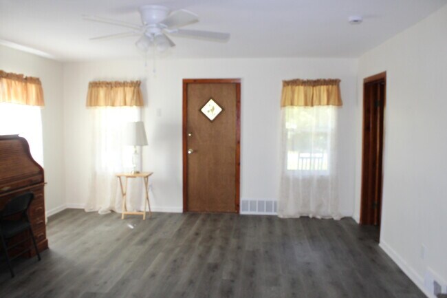 Foto del edificio - 7945 Willow Rd