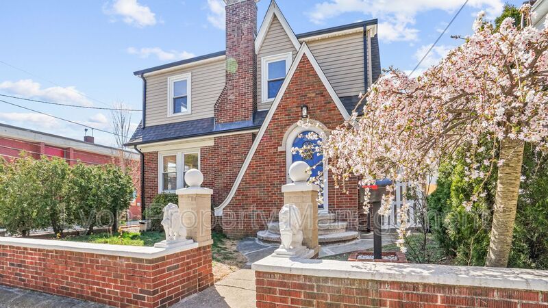 Primary Photo - 456 Eaton St