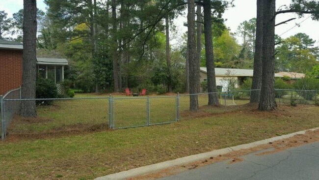 Foto del edificio - 1705 Elmwood Rd