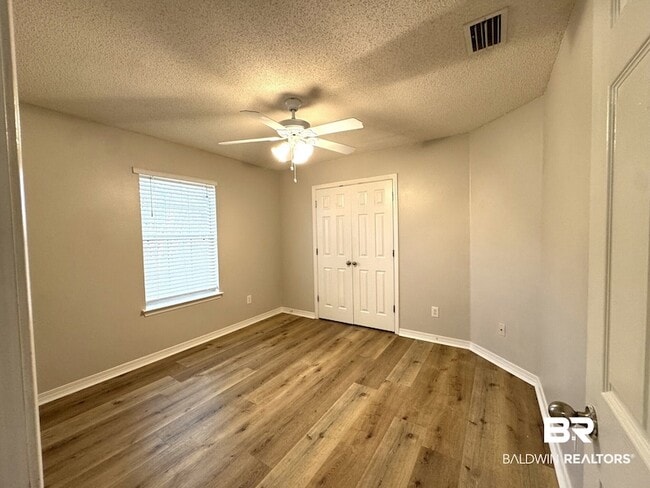 Building Photo - 9964 Hollowbrook Ave
