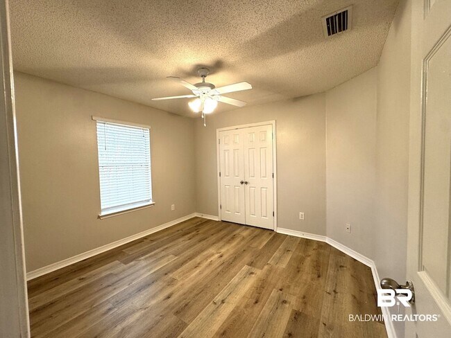 Foto del edificio - 9964 Hollowbrook Ave