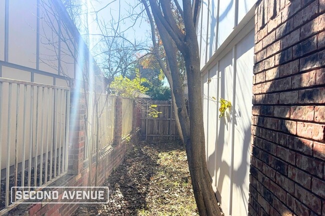 Building Photo - 416 Woodcrest Way