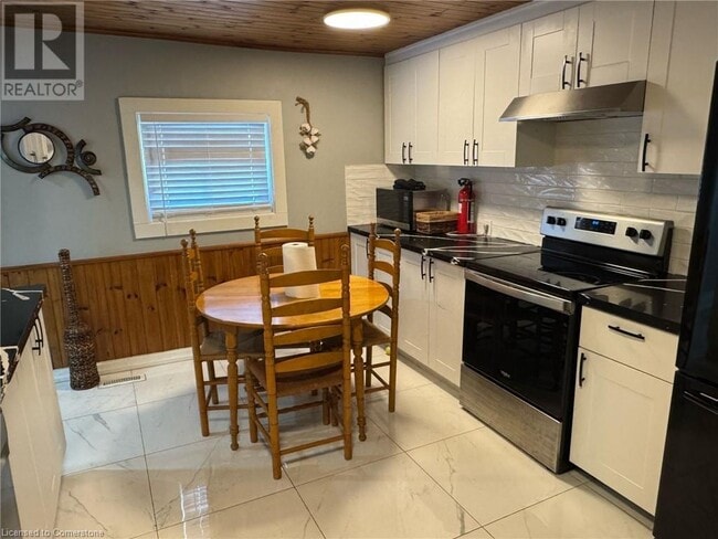 Building Photo - 4597 Sunset Dr