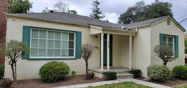 Building Photo - 717 Elm St