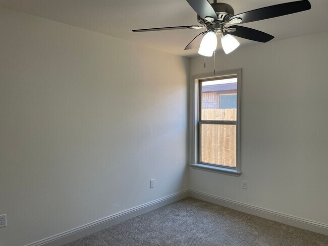 Building Photo - Beautiful newer Home!