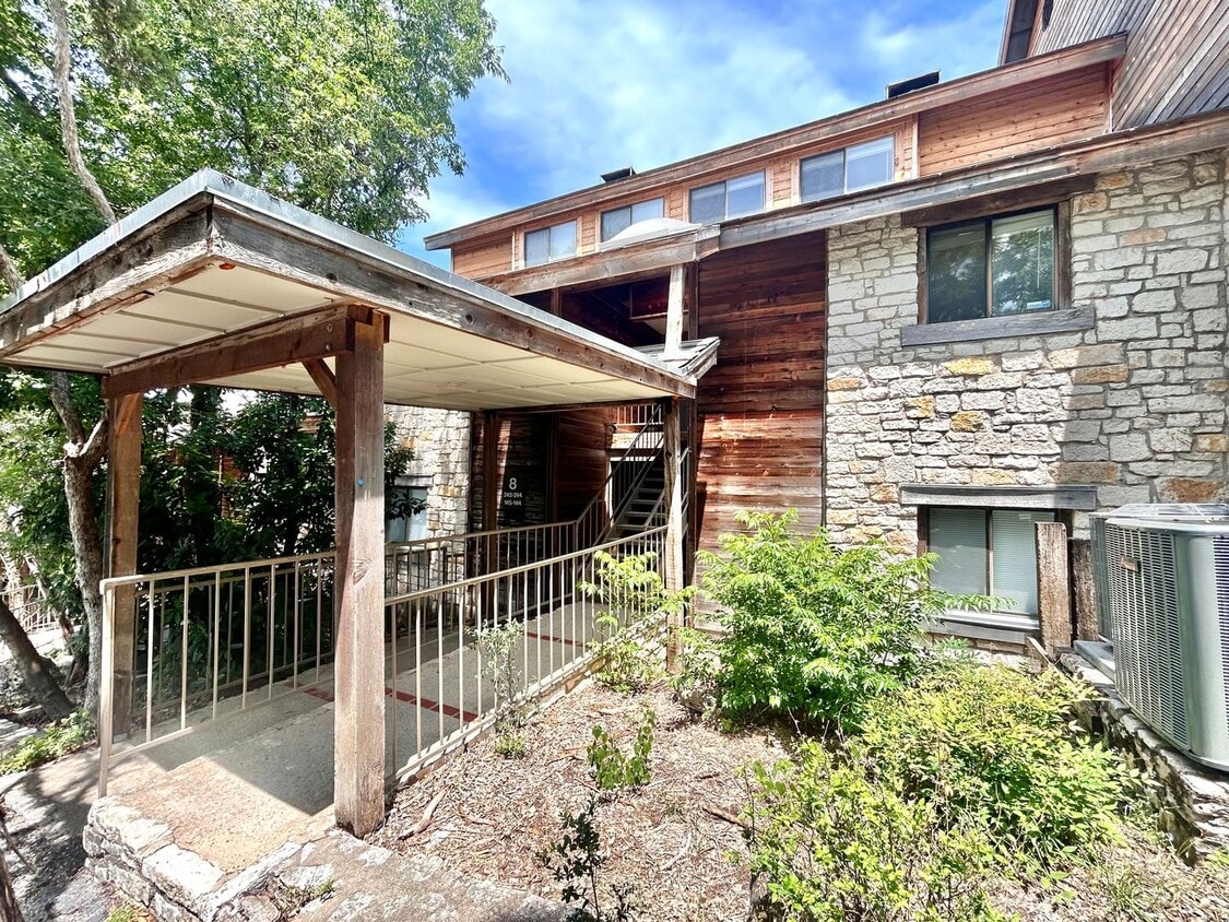 Foto principal - Stylish 2/BR 2/BA Home with Covered Balcon...