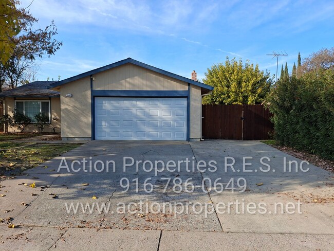 Building Photo - Single Story: Large Yard: RV Parking: 3 Be...