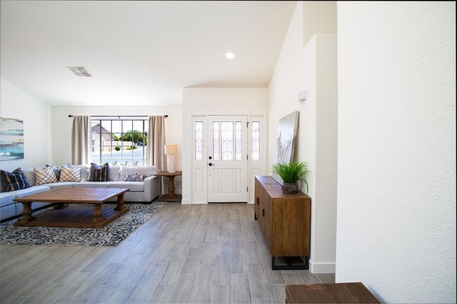 Foto del edificio - Beautiful updated 4 bedroom plus, 2 bath home in Chandler