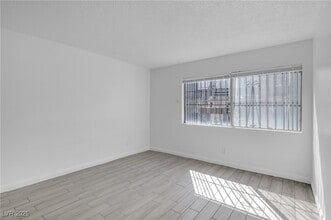 Building Photo - 1405 E Vegas Valley Dr