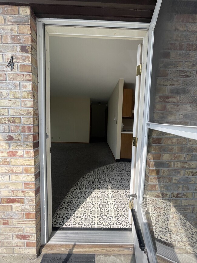 Entry - 530 Burnett Ave N
