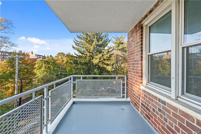 Building Photo - 700 Scarsdale Ave