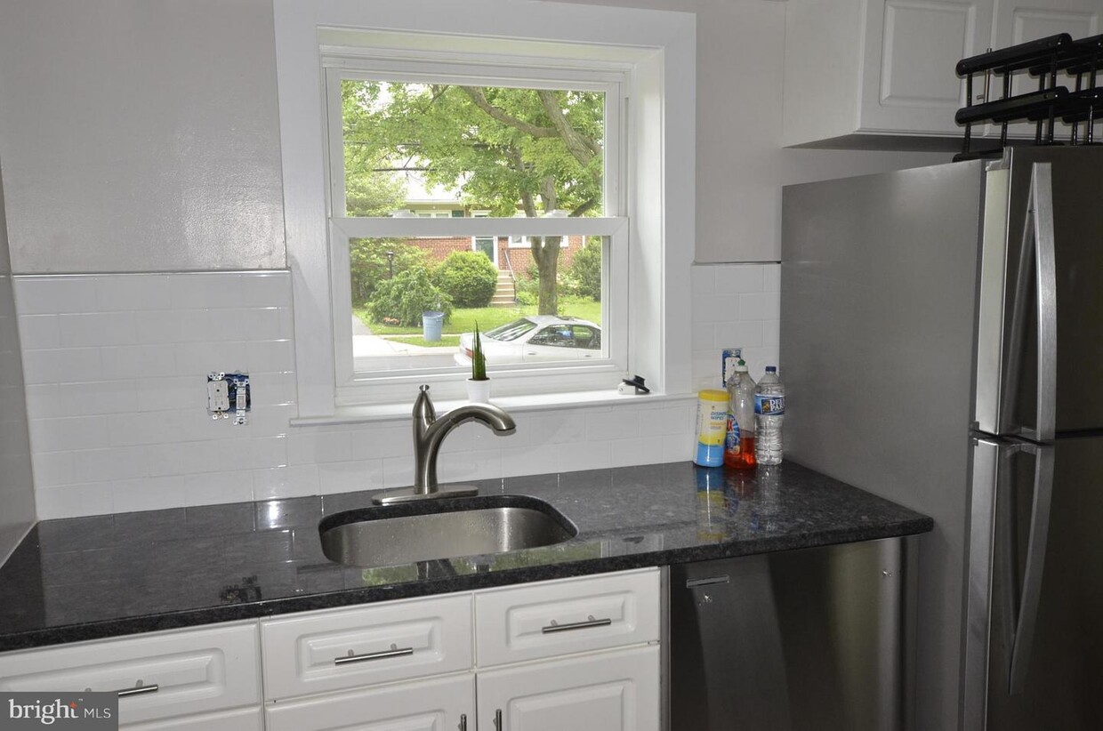 Foto principal - 10610 Lexington St