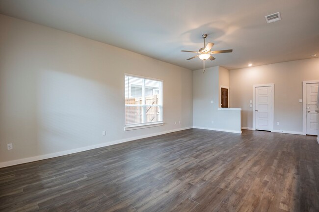 Foto del edificio - AVAILABLE NOW! GORGEOUS 4 BEDROOM DUPLEX L...