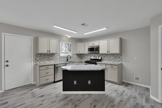 Building Photo - 9111 Walnut Glen Dr