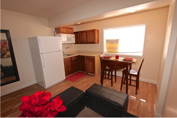 Building Photo - Spacious studio apartment!!! Blocks from CMU
