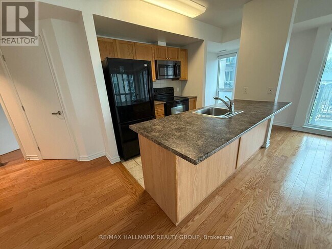 Building Photo - 234-234 Rideau St
