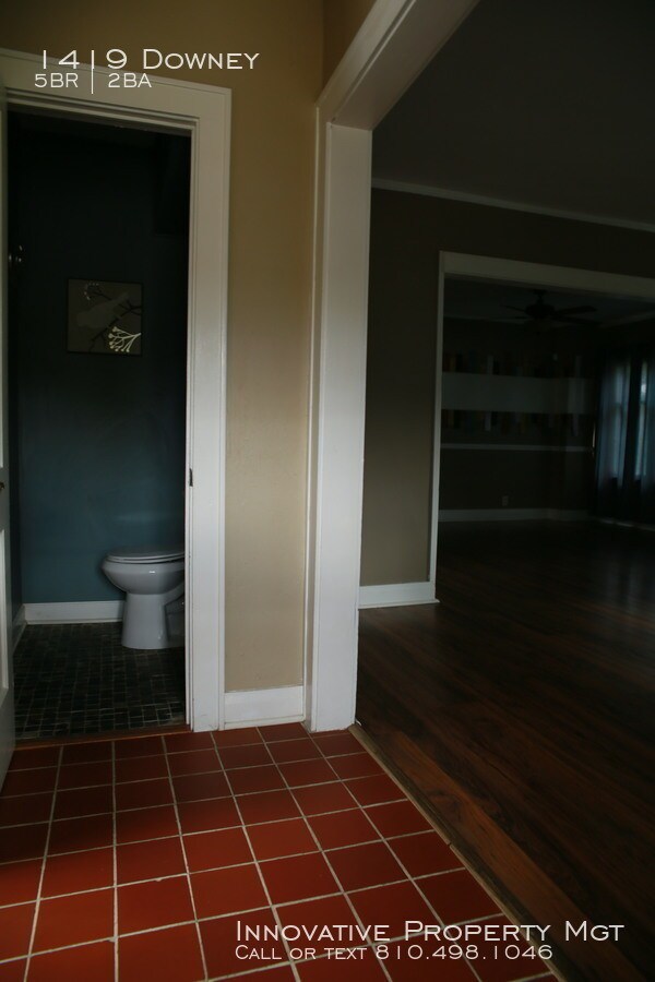 Building Photo - Lovely 5 bedroom 1 1/2 baths