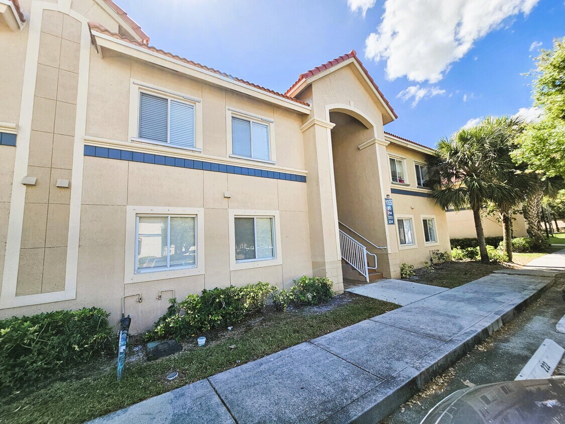 Primary Photo - 1055 Golden Lakes Blvd