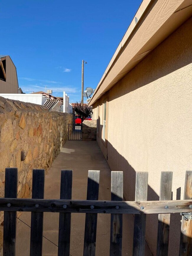 Building Photo - Lovely Eastside Home!