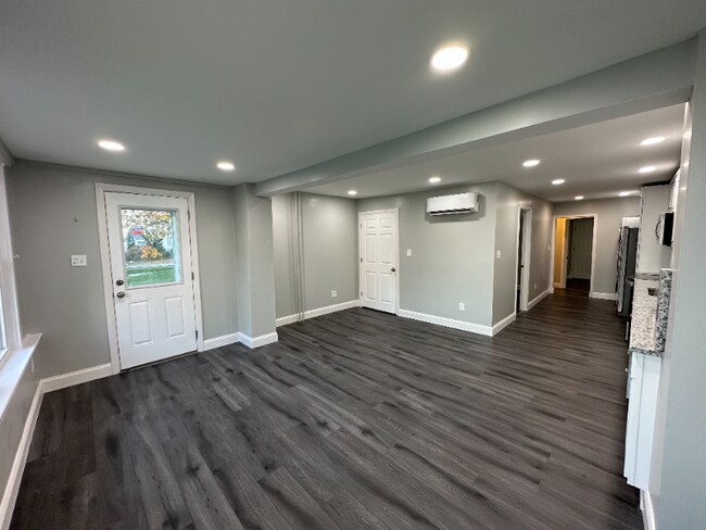 Building Photo - 870 3rd St