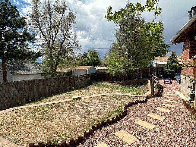 Building Photo - CUTE 3BD RANCHER WITH CHARACTER IN CENTRAL COLORADO SPRINGS - Security Deposit Waiver Available