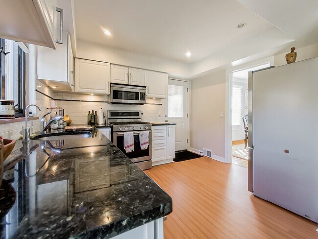 Foto del edificio - Welcome to this beautiful Fully furnished 3-bedroom, 3-bathroom home located in the desirable Gro...