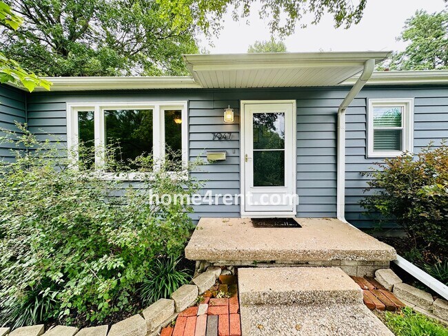 Building Photo - Adorable Ranch Style Home in Overland Park...