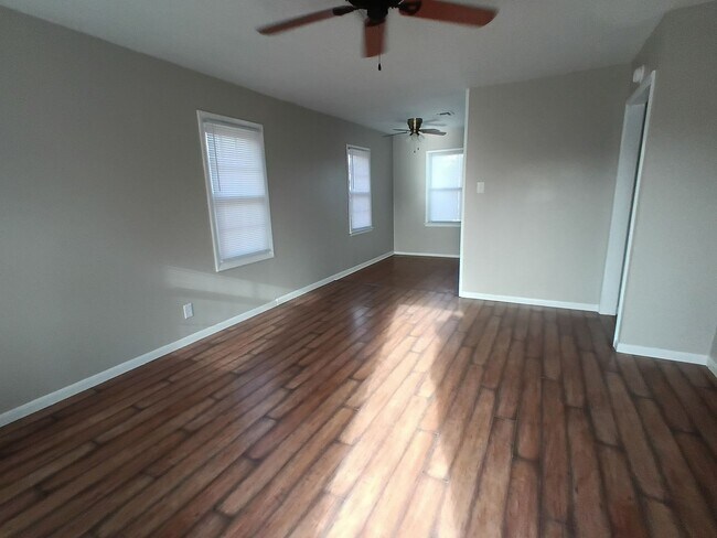 Foto del edificio - Cute 3 Bed or 2 bed and office