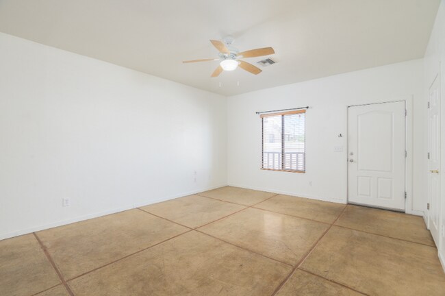 Foto del edificio - 1312 E 8th St