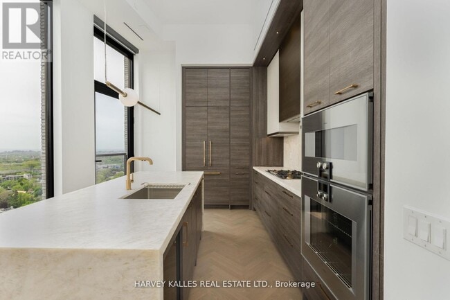 Building Photo - 215 Lonsdale Rd