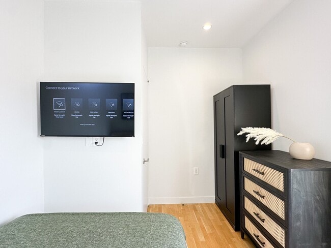 Building Photo - Furnished room/NOT APARTMENT