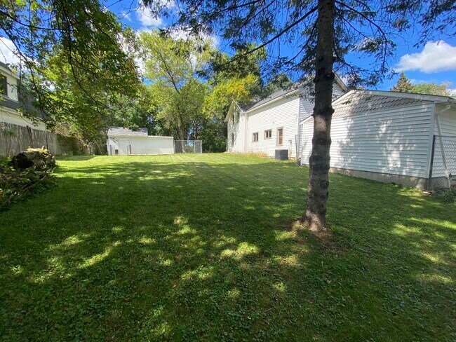 Foto del edificio - 1221 Carnelian St N