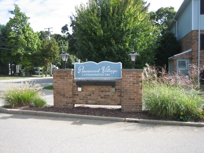 Building Photo - 212 Pinewood Dr