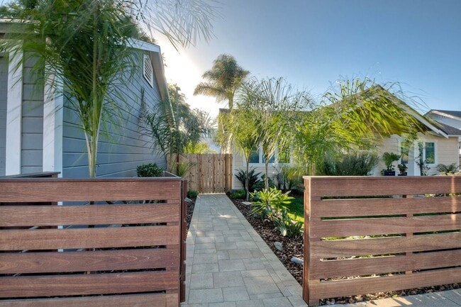 Building Photo - 409 N Ditmar St