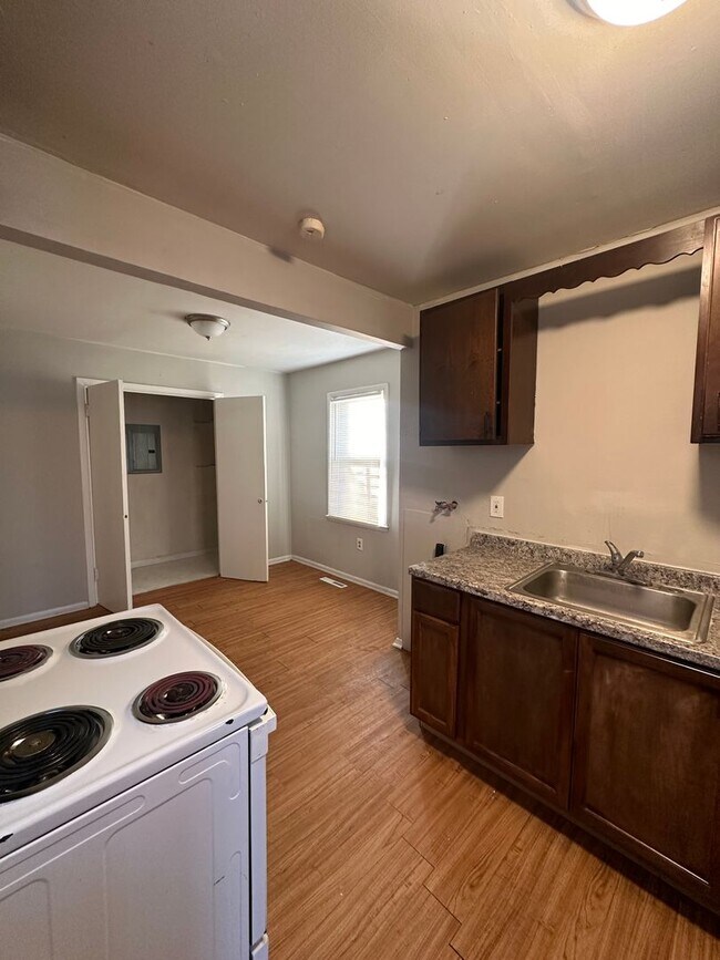 Building Photo - Charming 2 Bedroom For Rent!