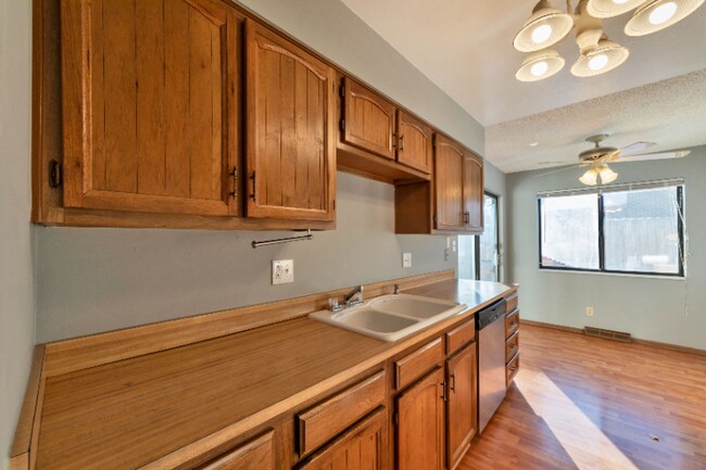Foto del edificio - 6450 Newcombe Ct