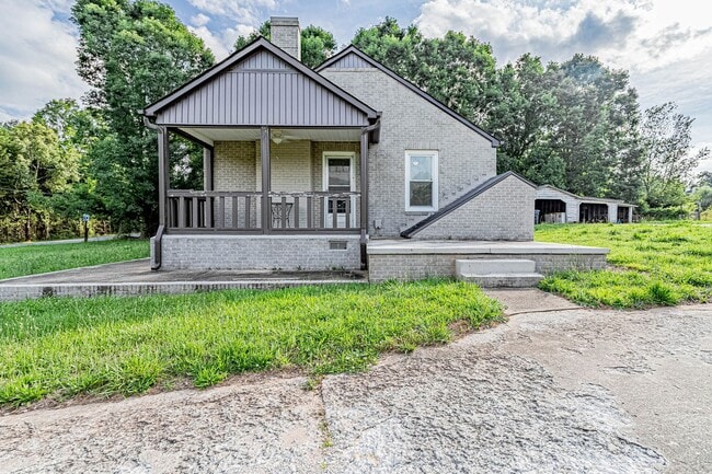 Building Photo - Country Living in Easley