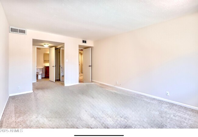 Foto del edificio - 7920 E Camelback Rd