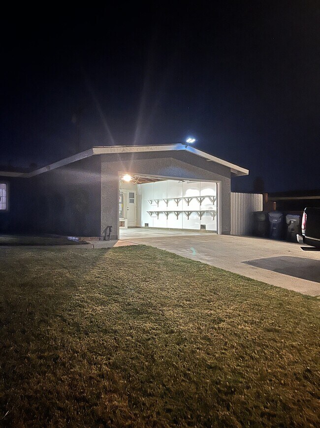 Foto del edificio - 1579 E Ave Q-12