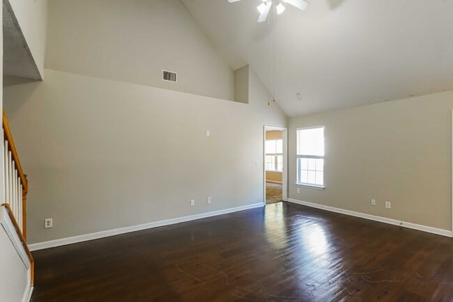 Building Photo - 110 Lyndhurst Dr