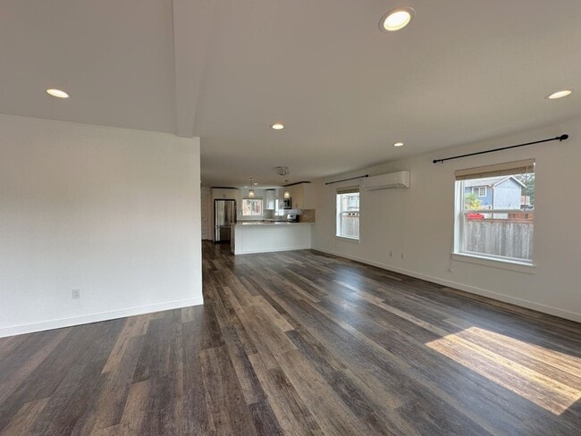Foto del edificio - Gorgeous remodeled 4 bed 2.5 bathroom home!