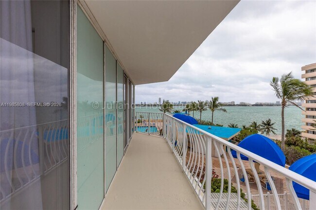 Foto del edificio - 7601 E Treasure Dr