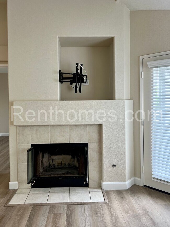 Building Photo - 11881 Spruce Run Dr