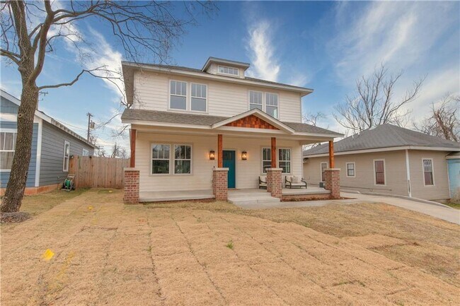 Building Photo - Stunning Home near the Plaza