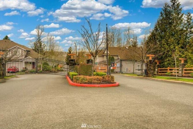 Building Photo - Spacious 3 bed townhome