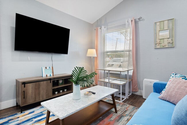 Building Photo - 511 N Racine St