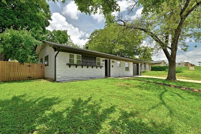Building Photo - 8520 Bradford Dr