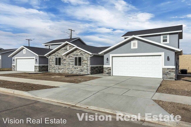 Building Photo - 541-541 Douglass Dr